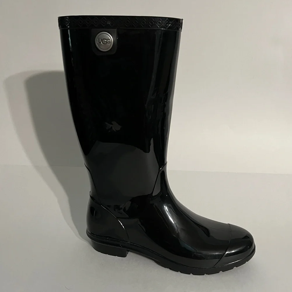 UGG Rubber Rain Boots, women’s size 8. Glossy Boot in Black. Sherpa insoles